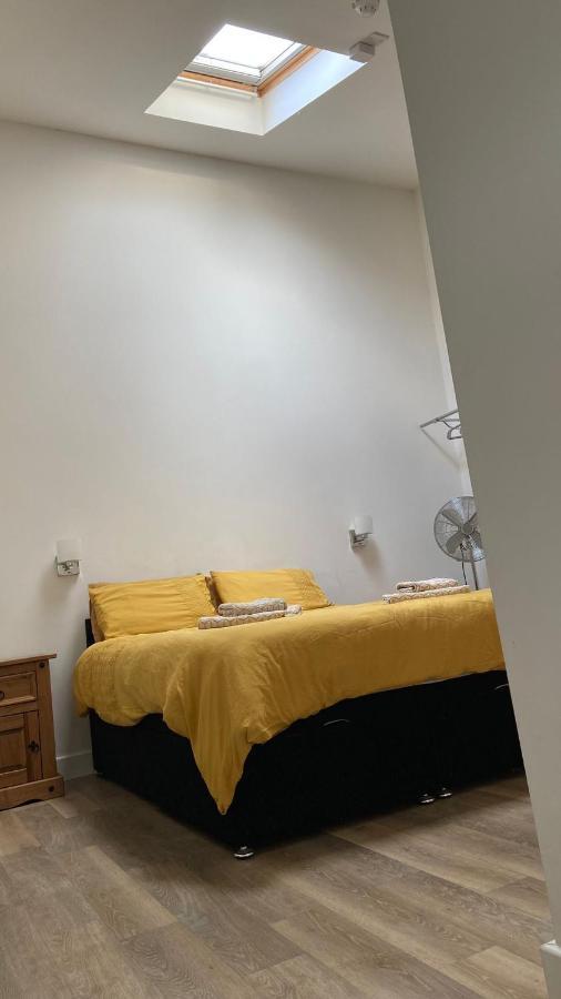 Deepcut Lodge Bed & Breakfast Self Service Camberley Bagian luar foto
