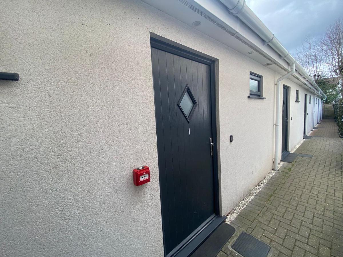 Deepcut Lodge Bed & Breakfast Self Service Camberley Bagian luar foto