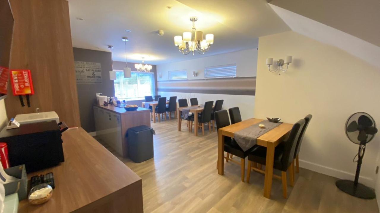 Deepcut Lodge Bed & Breakfast Self Service Camberley Bagian luar foto