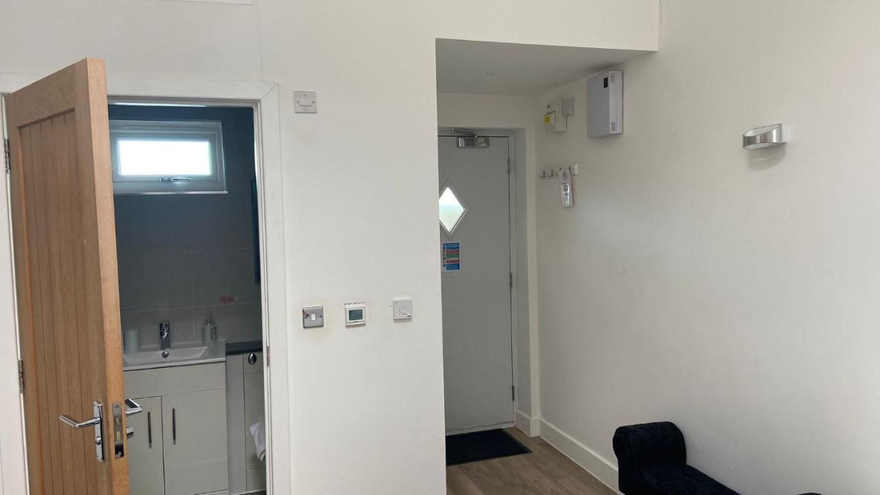 Deepcut Lodge Bed & Breakfast Self Service Camberley Bagian luar foto