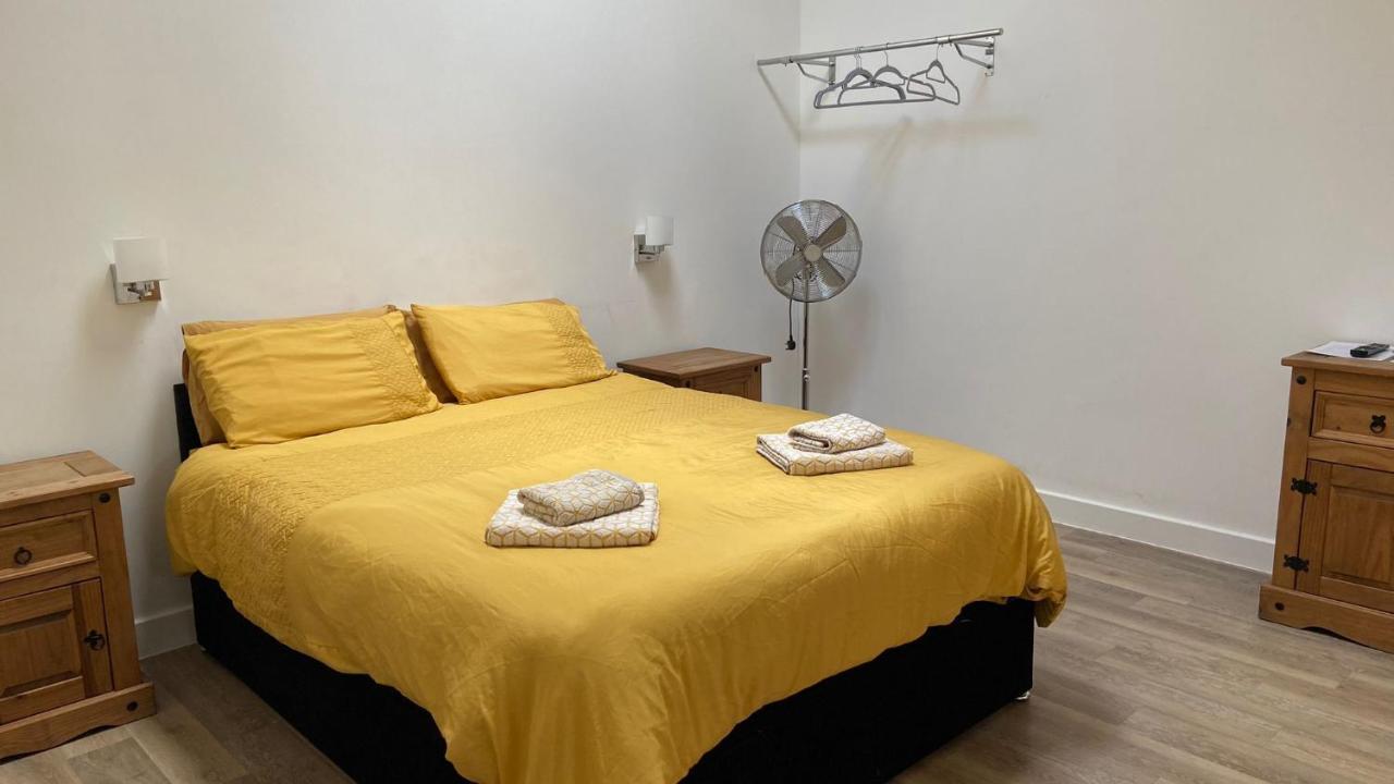Deepcut Lodge Bed & Breakfast Self Service Camberley Bagian luar foto