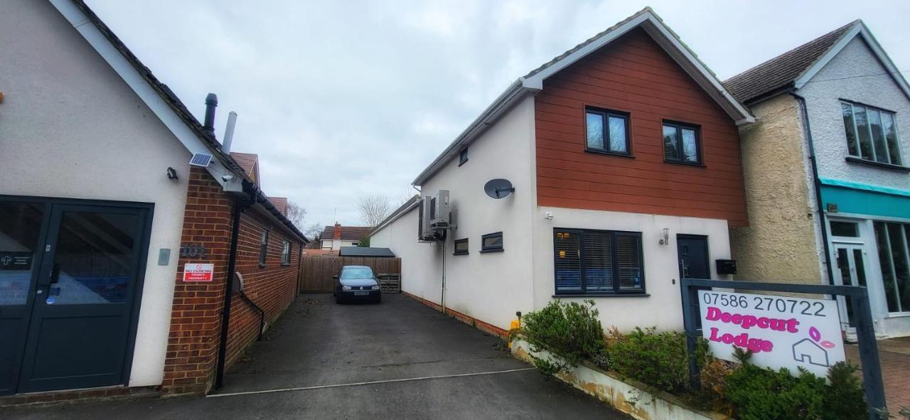 Deepcut Lodge Bed & Breakfast Self Service Camberley Bagian luar foto