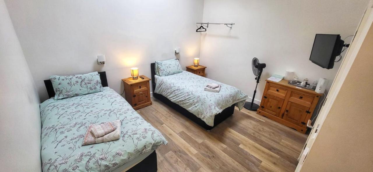Deepcut Lodge Bed & Breakfast Self Service Camberley Bagian luar foto
