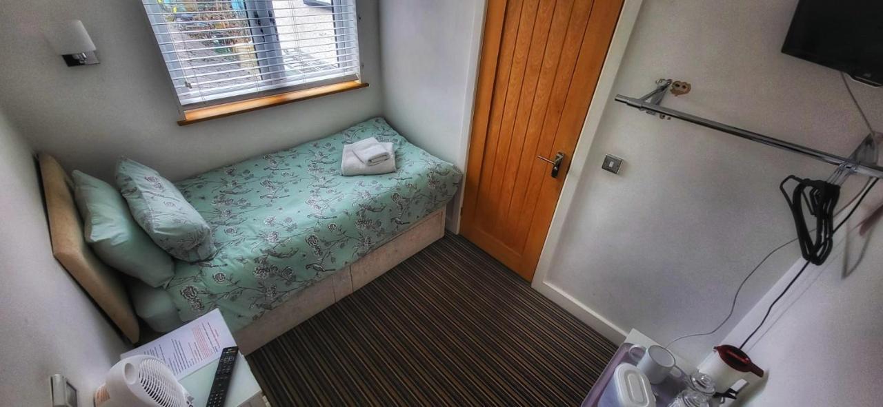 Deepcut Lodge Bed & Breakfast Self Service Camberley Bagian luar foto