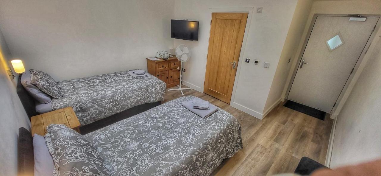 Deepcut Lodge Bed & Breakfast Self Service Camberley Bagian luar foto