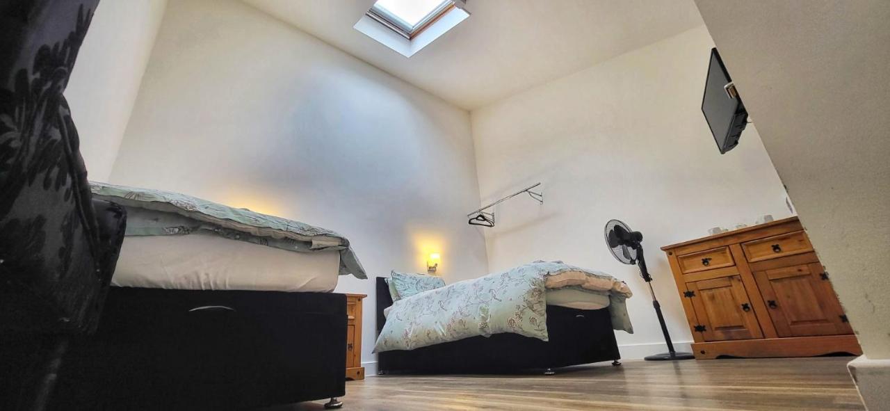 Deepcut Lodge Bed & Breakfast Self Service Camberley Bagian luar foto