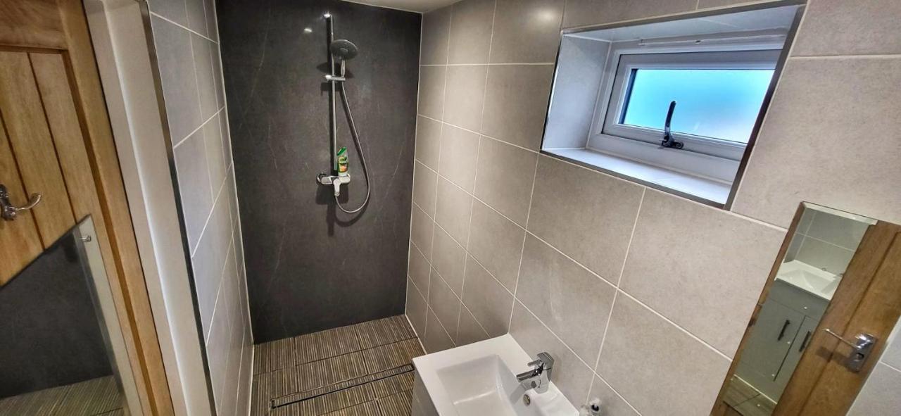 Deepcut Lodge Bed & Breakfast Self Service Camberley Bagian luar foto