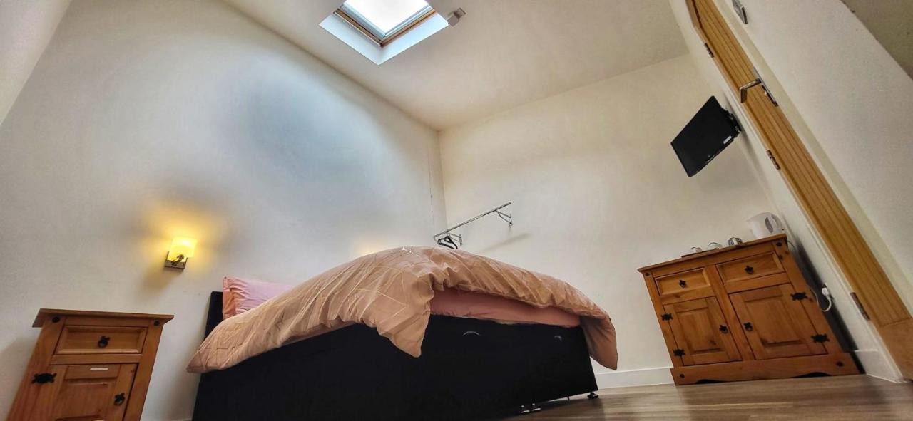 Deepcut Lodge Bed & Breakfast Self Service Camberley Bagian luar foto