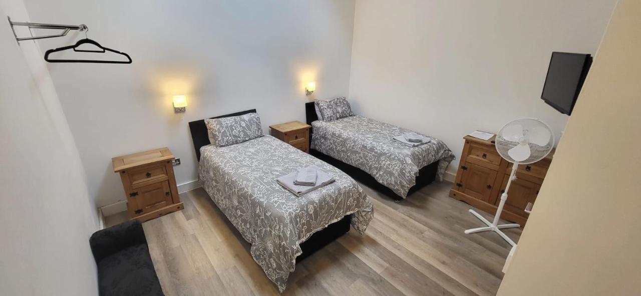 Deepcut Lodge Bed & Breakfast Self Service Camberley Bagian luar foto