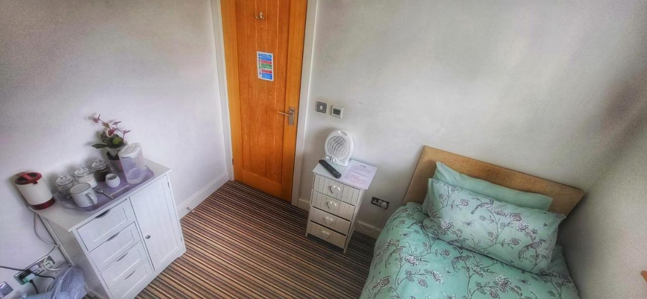 Deepcut Lodge Bed & Breakfast Self Service Camberley Bagian luar foto