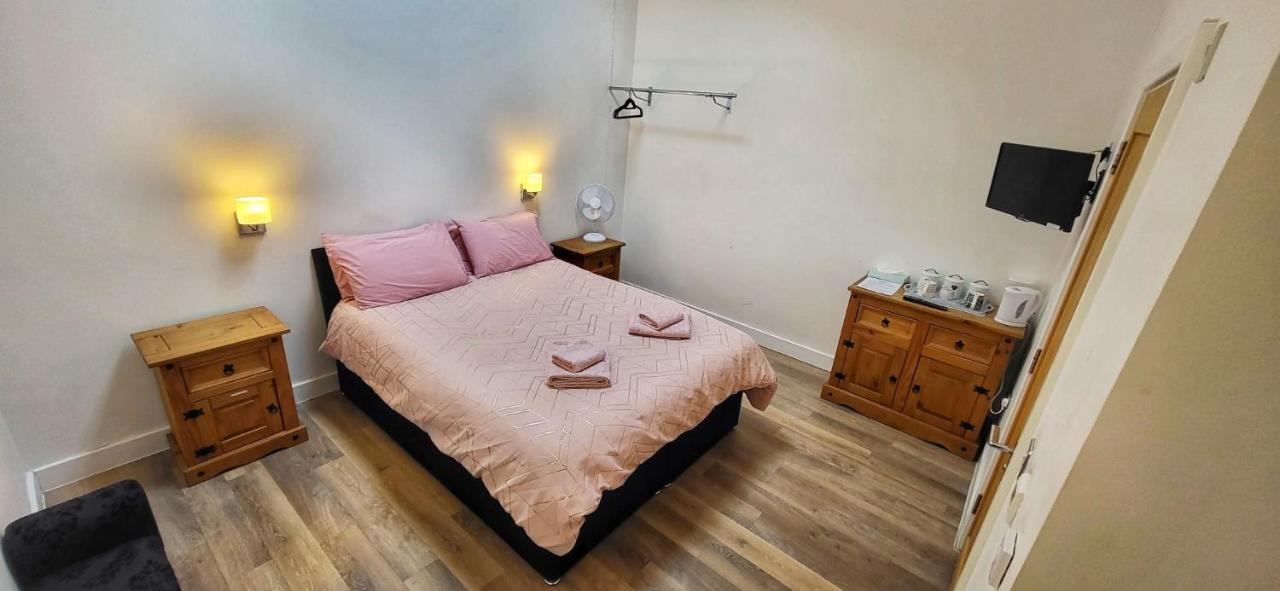 Deepcut Lodge Bed & Breakfast Self Service Camberley Bagian luar foto