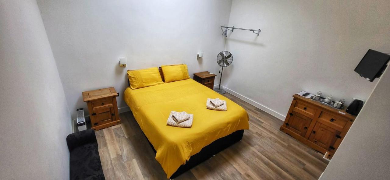 Deepcut Lodge Bed & Breakfast Self Service Camberley Bagian luar foto