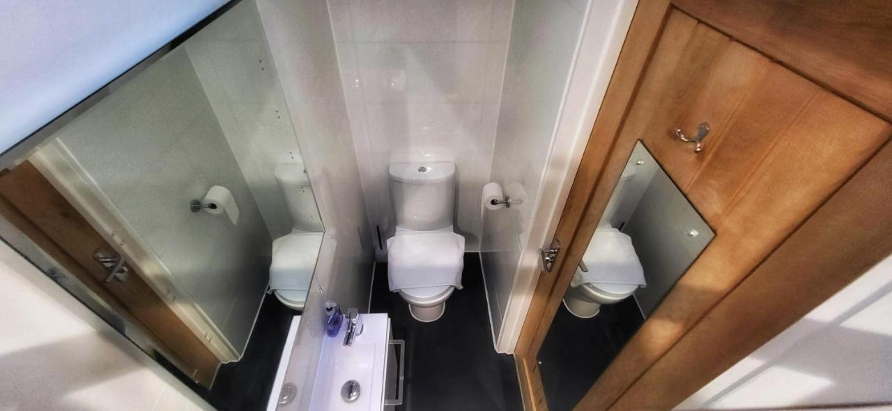 Deepcut Lodge Bed & Breakfast Self Service Camberley Bagian luar foto