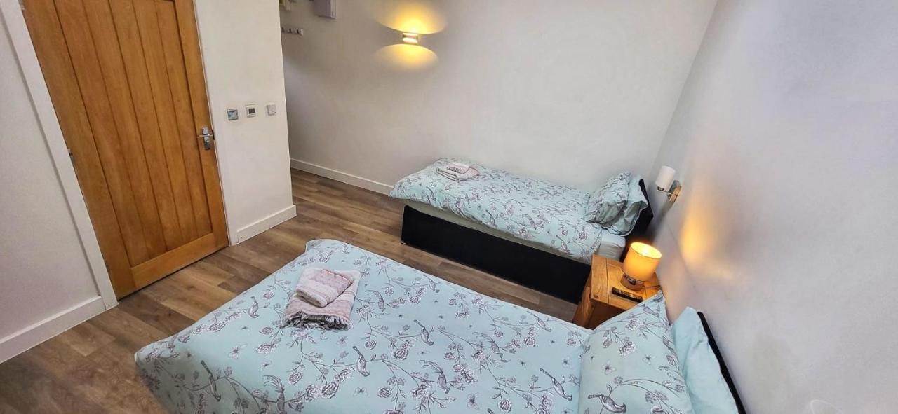 Deepcut Lodge Bed & Breakfast Self Service Camberley Bagian luar foto