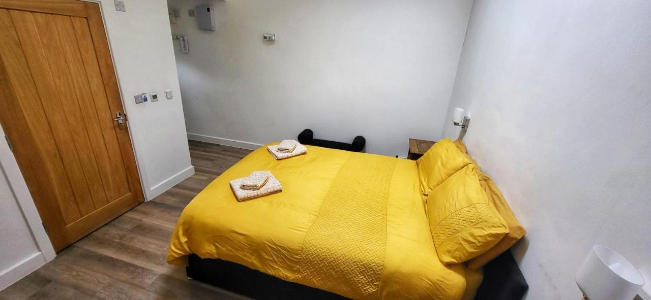 Deepcut Lodge Bed & Breakfast Self Service Camberley Bagian luar foto