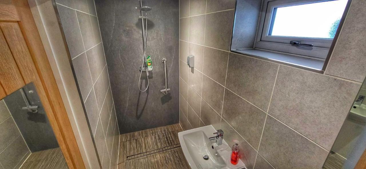Deepcut Lodge Bed & Breakfast Self Service Camberley Bagian luar foto