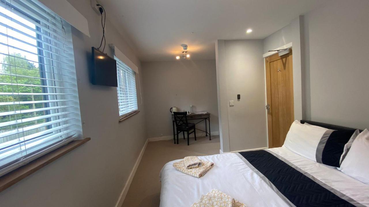 Deepcut Lodge Bed & Breakfast Self Service Camberley Bagian luar foto