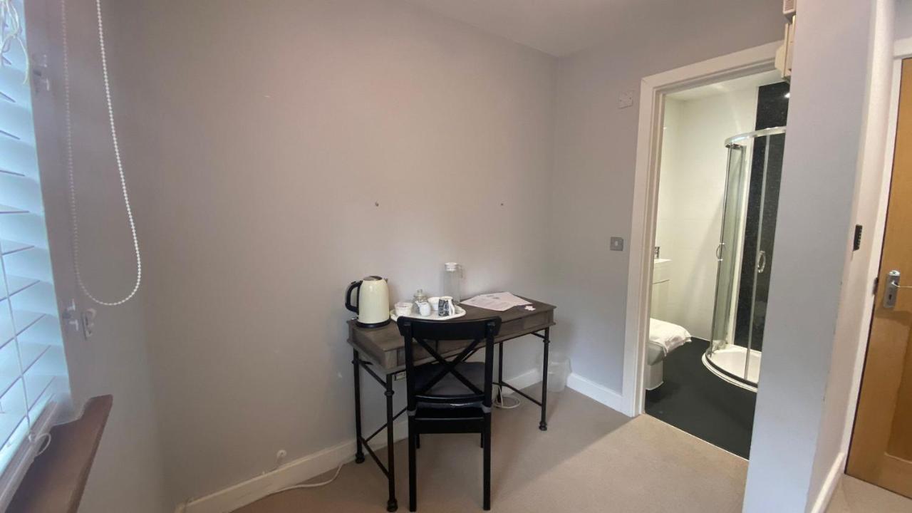 Deepcut Lodge Bed & Breakfast Self Service Camberley Bagian luar foto