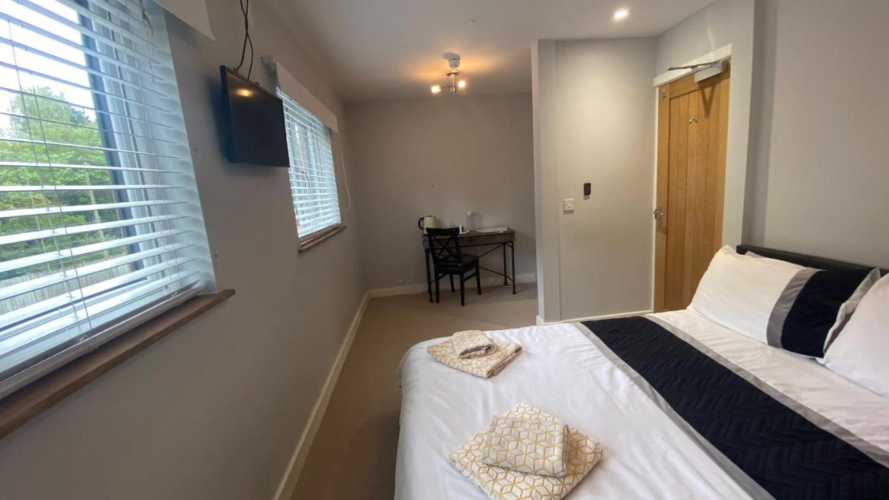 Deepcut Lodge Bed & Breakfast Self Service Camberley Bagian luar foto