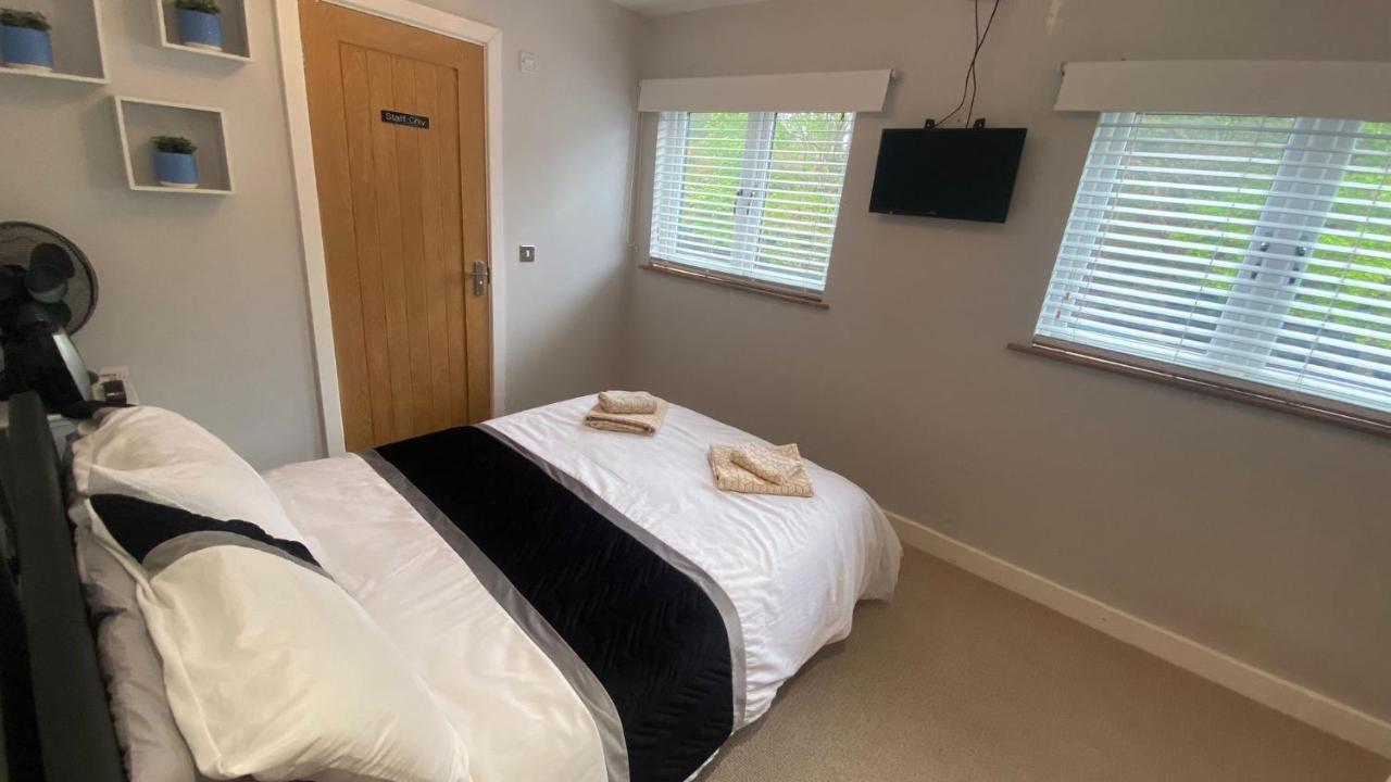 Deepcut Lodge Bed & Breakfast Self Service Camberley Bagian luar foto