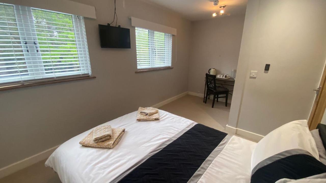 Deepcut Lodge Bed & Breakfast Self Service Camberley Bagian luar foto