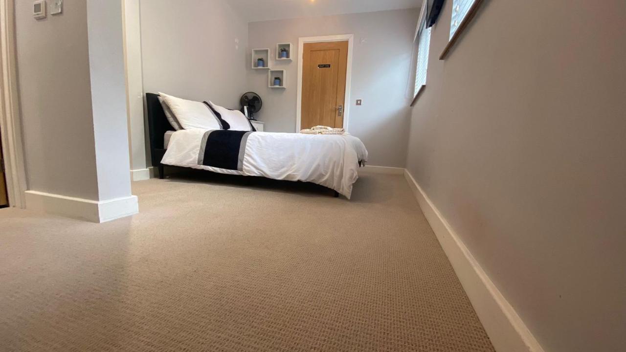 Deepcut Lodge Bed & Breakfast Self Service Camberley Bagian luar foto