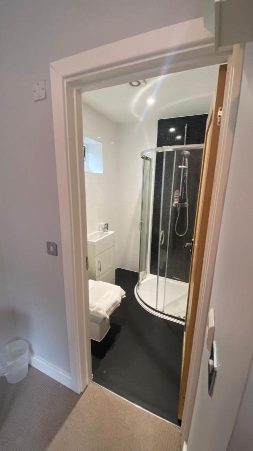 Deepcut Lodge Bed & Breakfast Self Service Camberley Bagian luar foto